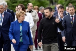 La presidenta Federal suiza, Viola Amherd, y el Presidente ucraniano, Volodymyr Zelenskyy. Suiza, el 15 de junio de 2024. (Reuters)