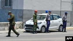 Policías cubanos vigilan una calle de La Habana en el aniversario de las protestas del 11 de julio de 2021. ( Adalberto Roque/AFP/Archivo)