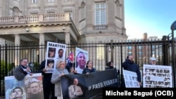 Activistas reunidos frente a la Embajada de Cuba en Washington, DC, el 18 de marzo del 2024, para expresar su apoyo a los cubanos que participan en protestas en la isla. (OCB).