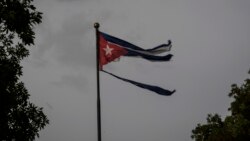 Una bandera cubana, destrozada por los vientos del huracán Ian, ondea en La Habana, el 28 de septiembre de 2022. (AP Foto/Ramón Espinosa)