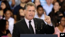 El ex legislador Joe García en un evento para la candidata presidencial Hillary Clinton, el 3 de noviembre de 2016. (AP Photo/Lynne Sladky).