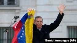 El líder opositor venezolano Edmundo González saluda a sus partidarios en la Puerta del Sol, en el centro de Madrid, España, el sábado 28 de septiembre de 2024. (Foto AP/Bernat Armangue)