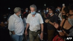 El cineasta cubano Fernado Pérez (C) acompañó a los jóvenes manifestantes frente al Ministerio de Cultura de Cuba el 27 de noviembre de 2020, en una hasta entonces inédita protesta de artistas cubanos YAMIL LAGE / AFP