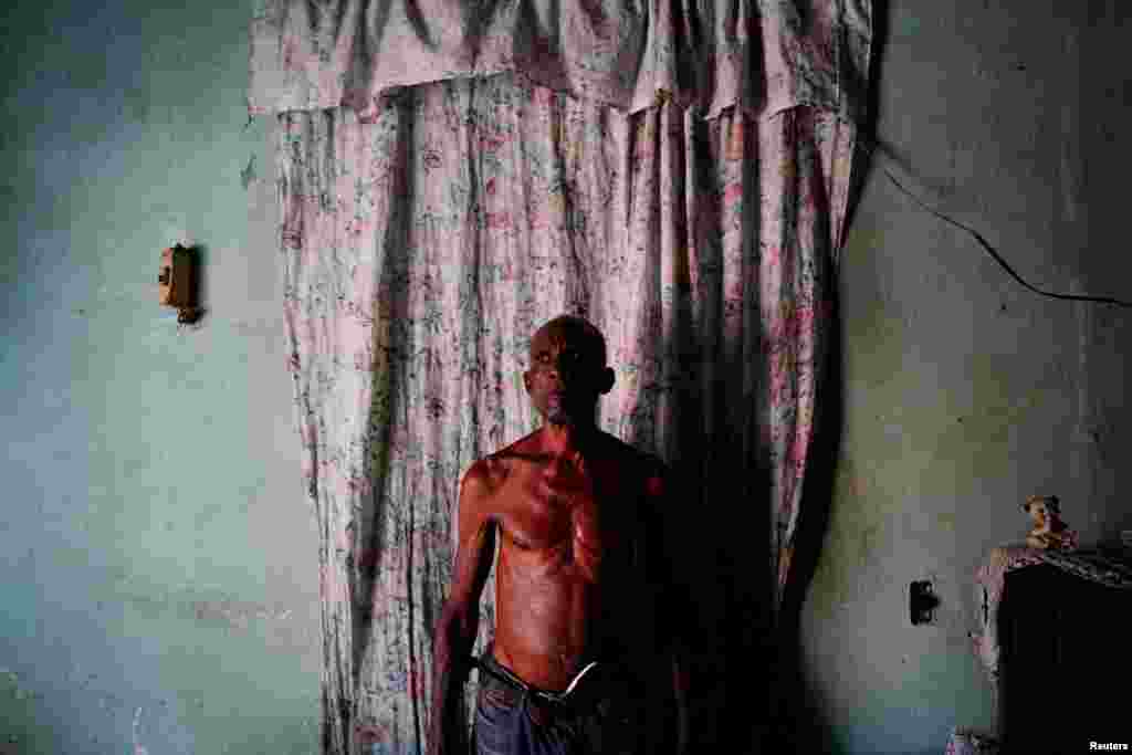 Daniel Menzies, un cubano se deja fotografiar en medio de un apagón en su barrio en Santiago de Cuba / Foto:&nbsp;Alexandre Meneghini (Reuters)