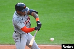 El segunda base de los Tigres de Detroit, Andy Ibanez (77), conecta un jonrón de tres carreras en la segunda entrada contra los Guardianes de Cleveland en Progressive Field. David Richard-USA TODAY Deportes vía Reuters.