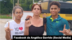 Exprisionera política Angélica Garrido (C) acompañada por sus sobrinos, hijos de su hermana María Cristina Garrido. (Facebook de Angélica Garrido)