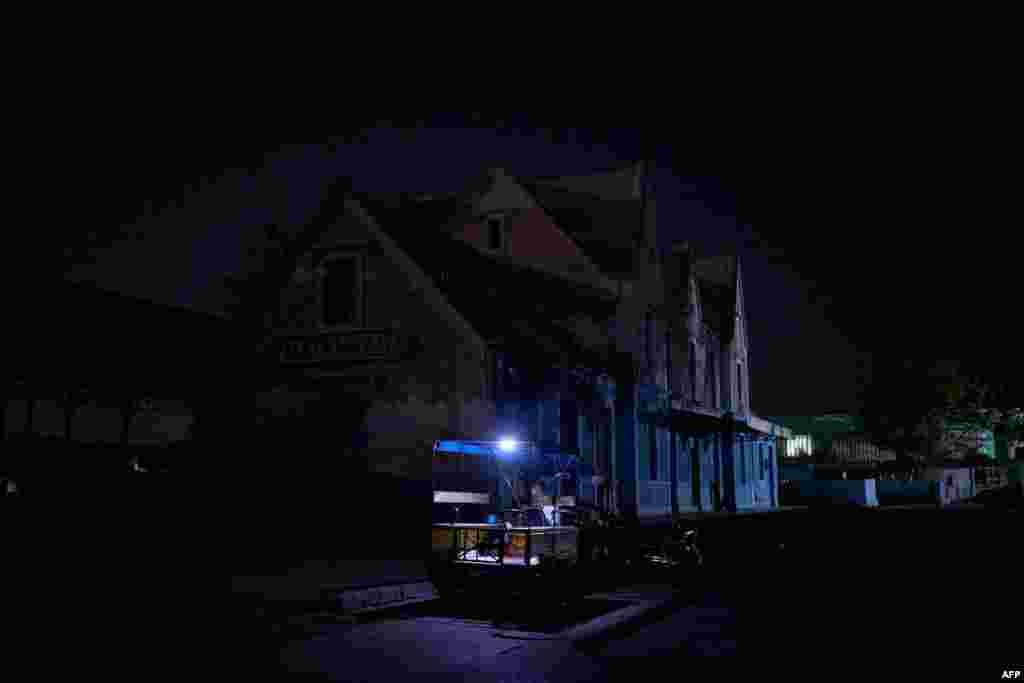 Vista de una terminal de autobuses durante un corte de energía nocturno de 6 horas en la provincia de Matanzas, Cuba, el 23 de mayo de 2024. Foto de ANTONIO LEVI / AFP)