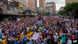 El candidato presidencial de la oposición Edmundo González y la líder opositora María Corina Machado en un mitin de campaña presidencial, en Caracas, Venezuela, el jueves 4 de julio de 2024. (Foto AP/Ariana Cubillos)