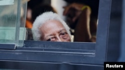 Una anciana mira por la ventana desde un autobús, en La Habana. En Cuba, más de un 25% de la población tiene 60 o más años, según cifras oficiales. REUTERS/Norlys Pérez