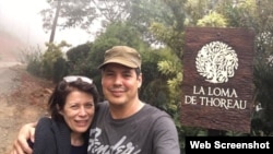 Camilo Venegas Yero y su esposa, Diana Sarlabous, en la Loma de Thoreau